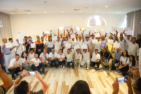 Durante la formación, los participantes adquirieron conocimientos teóricos y prácticos sobre el manejo y mantenimiento de motores fuera de borda, y recibieron equipos y artes de pesca, fundamentales para garantizar una navegación segura. Foto Dimar. 