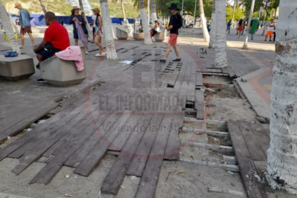 Foto EL INFORMADOR. Los visitantes que llegan atraídos por la belleza de El Rodadero, se encuentran con el deterioro y desorden de la calle 8 con primera en el camellón turístico, el lugar de caminata y esparcimiento de miles de personas que lo caminan.