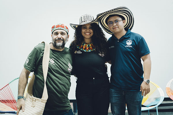 Jorge Elías Caro, vicerrector de Investigación de Unimagdalena junto a Neila Macea Smith, productora y montajista, y Fabián Andrés Martínez Guerrero, director de fotografía. Foto Unimagdalena 
