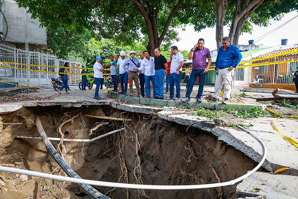 Carlos Pinedo Cuello, Alcalde de Santa Marta en compañía de funcionarios de la Gerencia de Infraestructura y la Oficina para la Gestión del Riesgo y Cambio Climático. / Foto Alcaldía de Santa Marta 
