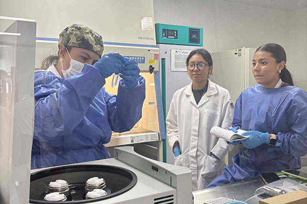 Estudiantes mexicanas del Programa Delfín junto a docentes de la UCC Santa Marta durante sus pasantías de investigación en biología molecular. / Foto Universidad Cooperativa de Colombia