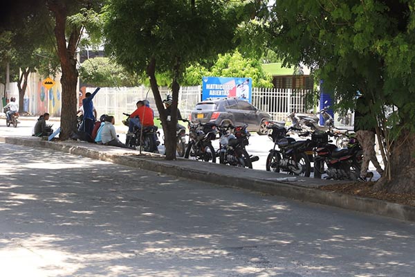 Un grupo de mototaxistas parqueados imprudentemente en plena avenida de Los Estudiantes, al frente del colegio Santander, esperando la salida de estudiantes. Fotos derecho reservado/EL INFORMADOR
