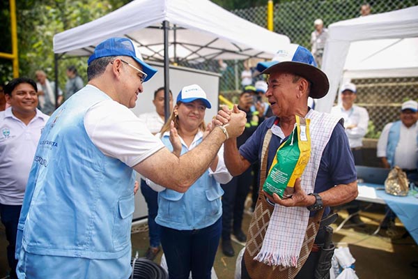 Carlos Pinedo, alcalde de Santa Marta, en la entrega de insumos a las familias vulnerables de la zona rural. / Foto Alcaldía 