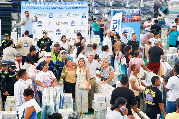 Carlos Pinedo, alcalde de Santa Marta, durante las entregas de kids de ayudas a los damnificados por las lluvias. Foto Alcaldía 