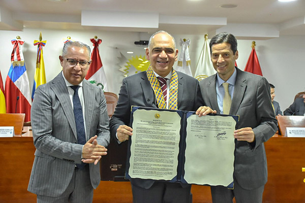 Carlos Pinedo Cuello, alcalde de Santa Marta, junto a Mauricio Gómez Amín, vicepresidente del Parlamento y Senador. Foto red social X de @CarlosPinedoC