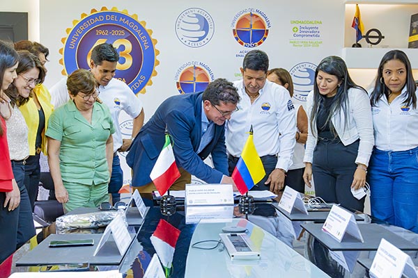 Pablo Vera Salazar, Rector de Unimagdalena junto al profesor Fiorenzo Laghi, director del Departamento de Psicología del Desarrollo y la Socialización de Sapienza, firmando el acuerdo que oficializa la alianza entre ambas universidades. Foto Unimagdalena 