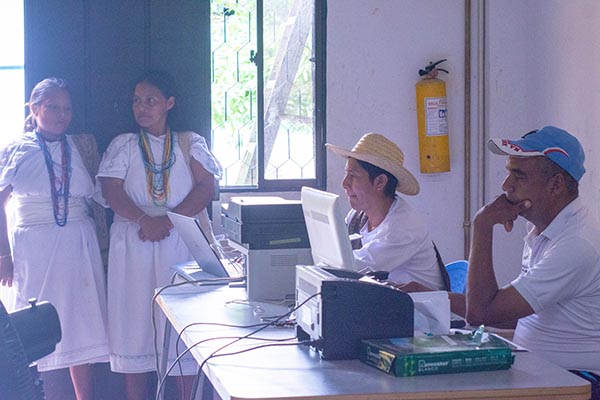 Mujeres miembros de comunidades arhuacas beneficiadas en la jornada realizada por funcionarios de la Secretaría de Salud de Aracataca y de la Registraduría. Foto Alcaldía de Aracataca en facebook