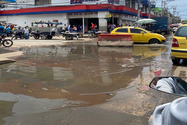 Calles del Mercado Público de Santa Marta inundadas de aguas residuales, una problemática que preocupa a comerciantes, compradores y turistas por el riesgo sanitario que representa. Foto cortesía. 