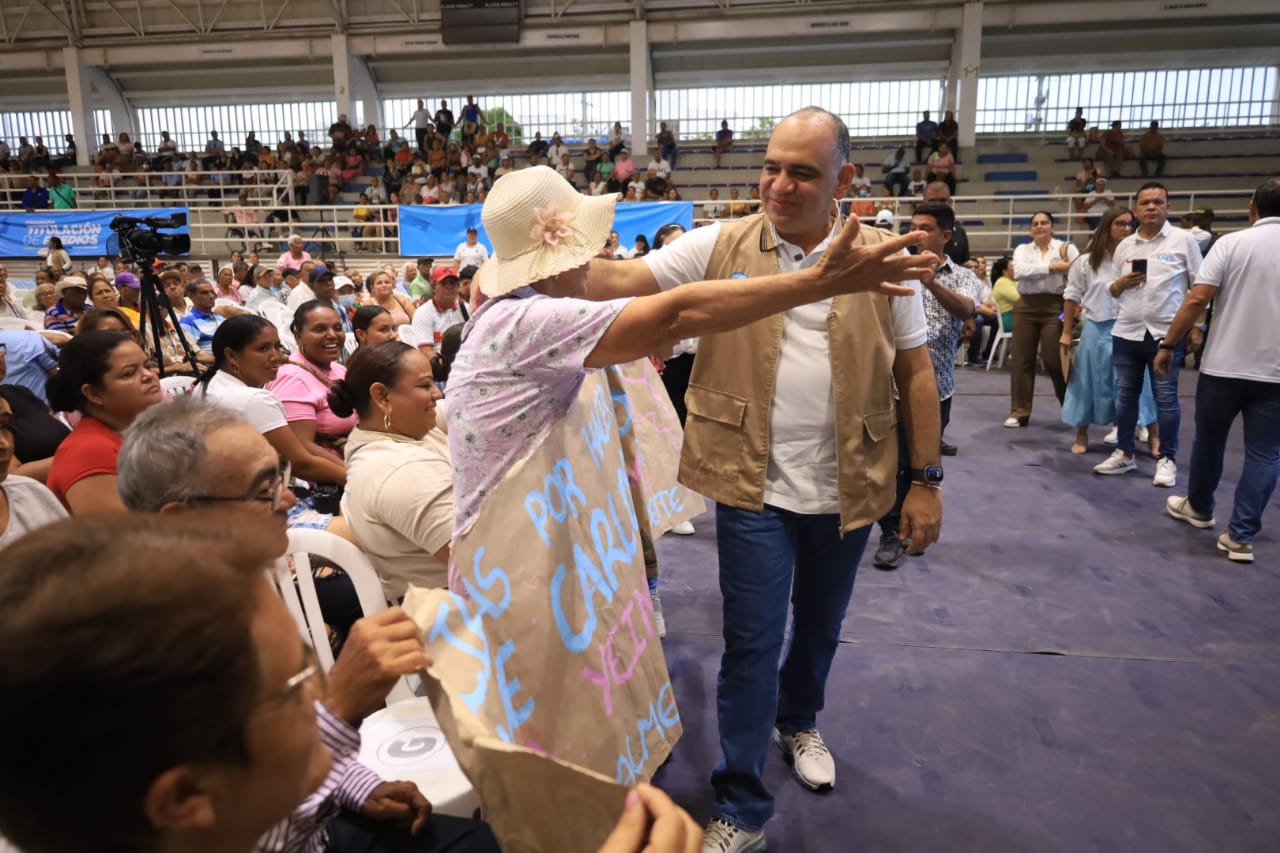 El alcalde Carlos Pinedo Cuello entregó los primeros 500 títulos de propiedad, asegurando que el proceso continuará en más sectores de Santa Marta.Foto derechos reservados EL INFORMADOR. 