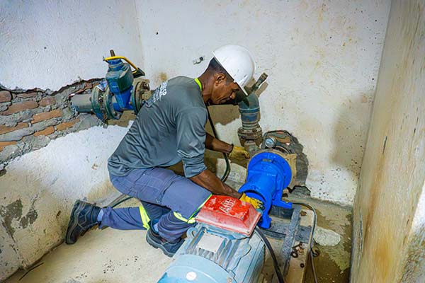 Operario de la Empresa de Servicios Públicos de Santa Marta adelantando los trabajos de reparación en la estación de bombeo averiada. Foto cortesía de la Essmar 