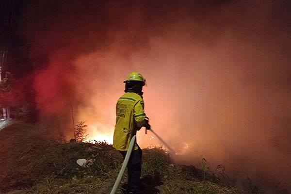 Para prevenir estas emergencias, el organismo de socorro recomendó a los ciudadanos evitar la quema de residuos, pastos o maleza; reportar inmediatamente a la línea 119. / Foto Cuerpo de Bomberos de Santa Marta 