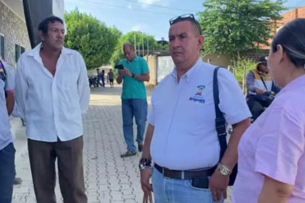 Pacientes adscritos a la Nueva Eps, reunidos a las afueras de una de las farmacias de la entidad, por la suspensión del servicio de transporte que se venía ofreciendo a quienes requieren controles especializados. Foto Alcides Macías Peña corresponsal EL INFORMADOR