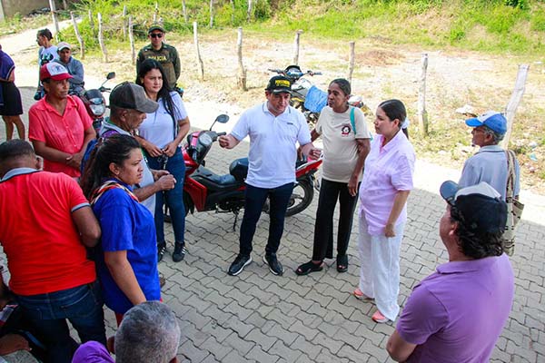 María Paola Álvarez, Alcaldesa de Ariguaní, en compañía de funcionarios de la Personería municipal realizando la gestión para trasladar a los usuarios de Nueva EPS. Foto Alcaldía de Ariguaní 