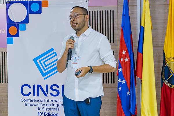 Andrés Moreno, especialista en inteligencia artificial, drones y computación, compartió valiosas reflexiones sobre los desafíos de la era digital. Foto Unimagdalena Andrés Moreno, especialista en inteligencia artificial, drones y computación, compartió valiosas reflexiones sobre los desafíos de la era digital. Foto Unimagdalena