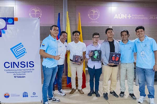 Pablo vera Salazar, Rector de Unimagdalena, premiando el talento de los estudiantes del Programa de Ingeniería de Sistemas participantes en la conferencia internacional. Foto Unimagdalena 