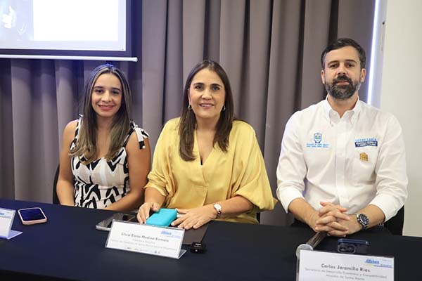 Mayra Poveda, Directora Ejecutiva de la Federación Colombiana de Agentes Logísticos en Comercio Internacional; Silvia Elena Medina, Presidenta Ejecutiva de la Cámara de Comercio, y Carlos Jaramillo, secretario de Desarrollo Económico Distrital. Foto derechos reservados/EL INFORMADOR