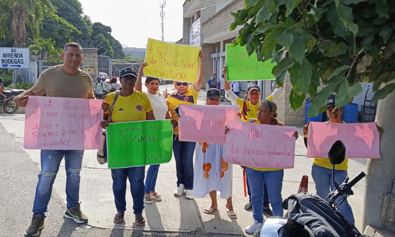 Ciudadanos protestando por el vertimiento de aguas residuales en la sede la Empresa de Servicios Públicos de Santa Marta. Foto cortesía líderes del barrio Santa Ana.