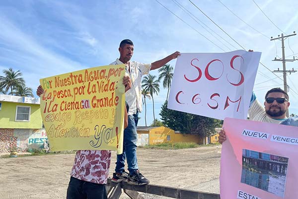 Habitantes de Nueva Venecia, Magdalena bloqueando el paso por  la Troncal del Caribe en protesta por la crisis ambiental y el abandono estatal.