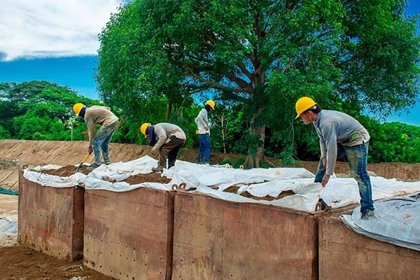 Trabajadores en la construcción de la obra de contención de la quebrada La Aguja, protegiendo a la comunidad de Ciénaga. Foto Alcaldía de Ciénaga