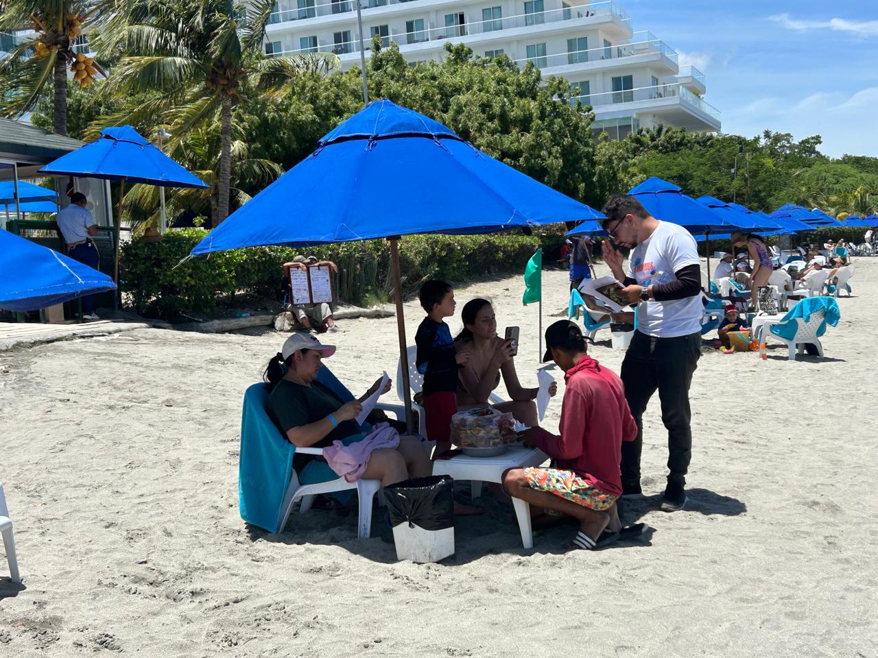 estudiantes de Biología de la Universidad del Magdalena recorrieron las playas del sector Bello Sol, entre el Hotel Marriott Playa Dormida y el Wyndham Aluna Beach, para dialogar con turistas y residentes sobre los manglares que rodean la zona. Foto cortesía. 
