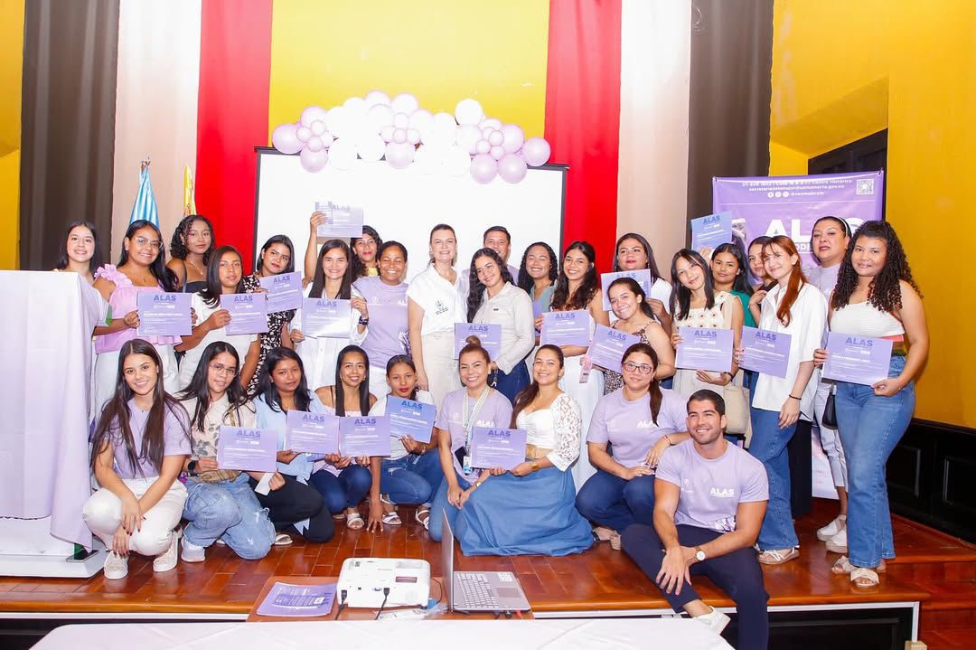 La apertura de la tercera cohorte representa un paso más en el compromiso del alcalde Carlos Pinedo Cuello, por construir una ciudad donde las mujeres jóvenes tengan acceso a oportunidades reales de desarrollo, empoderamiento y liderazgo. Foto Alcaldía de Santa Marta.