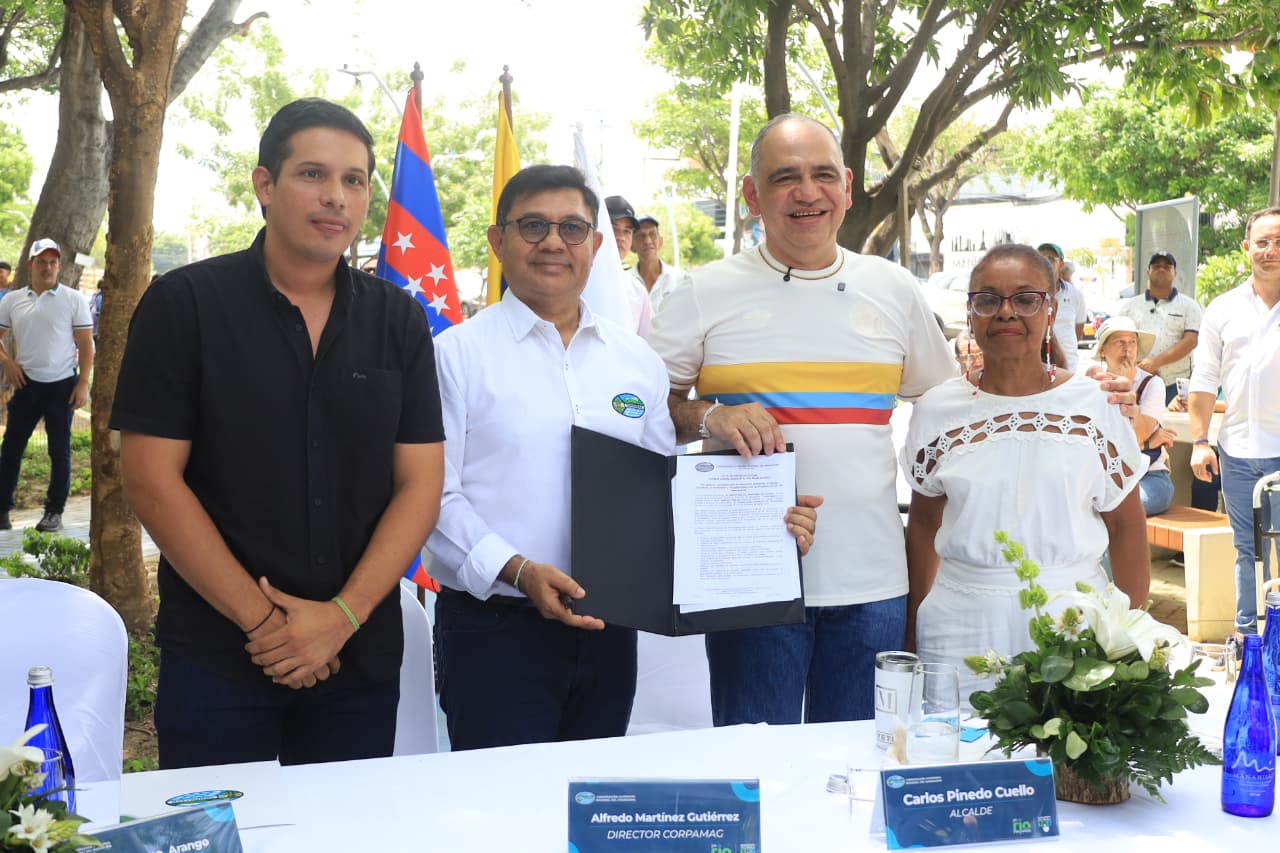 Carlos Pinedo Cuello, alcalde de Santa Marta; Alfredo Martínez, director de Corpamag y Carlos Arango, alcalde de la Localidad 1. Foto derechos reservados EL INFORMADOR. 