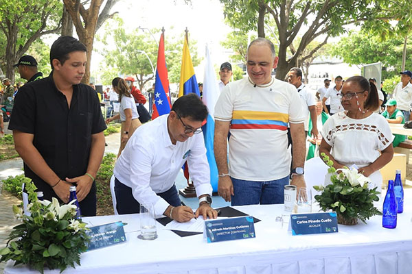 Carlos Arango Alfonso, Alcalde menor de la localidad 1; Alfredo Martínez, Director general de Corpamag, Carlos Pinedo Cuello, Alcalde de la Santa Marta; y Dominga Teresa Juan Perdomo, Presidenta de la junta de acción comunal del barrio Manzanares. Foto Derechos reservados EL INFORMADOR 