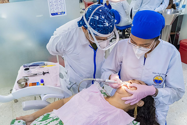 Usuaria recibiendo tratamiento odontológico con la garantía de mejorar su calidad de vida, desde la perspectiva funcional y estética. Foto Unimagdalena