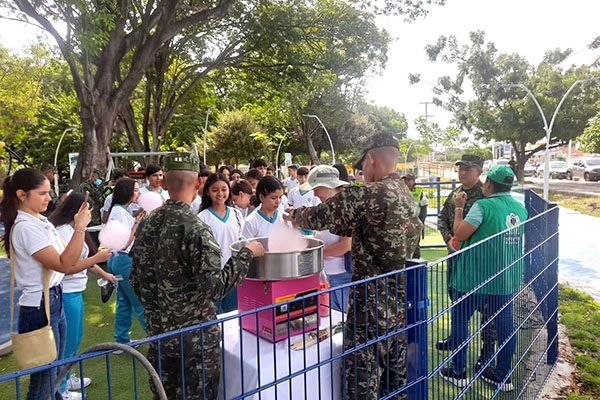 Miembros del Ejército Nacional compartiendo con niños de diferentes instituciones del distrito presentes en el evento. Foto Derechos reservados EL INFORMADOR Miembros del Ejército Nacional compartiendo con niños de diferentes instituciones del distrito presentes en el evento. Foto Derechos reservados EL INFORMADOR