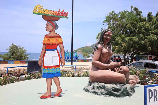 FOTO 1:Taganga renovó sus letreros turísticos e instaló esculturas en honor a las tradicionales vendedoras de pescado, gracias al liderazgo de mujeres de la comunidad. DERECHOS RESERVADOS DE EL INFORMADOR