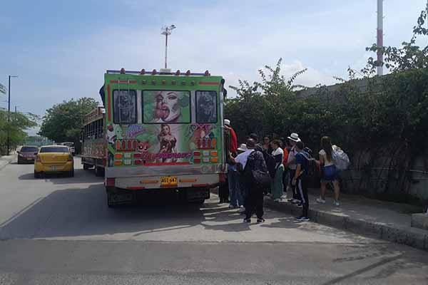 Ciudadanos denuncian transporte ilegal y congestión en el aeropuerto Simón Bolívar ante la falta de control de las autoridades. FOTO CORTESÍA DENUNCIANTE