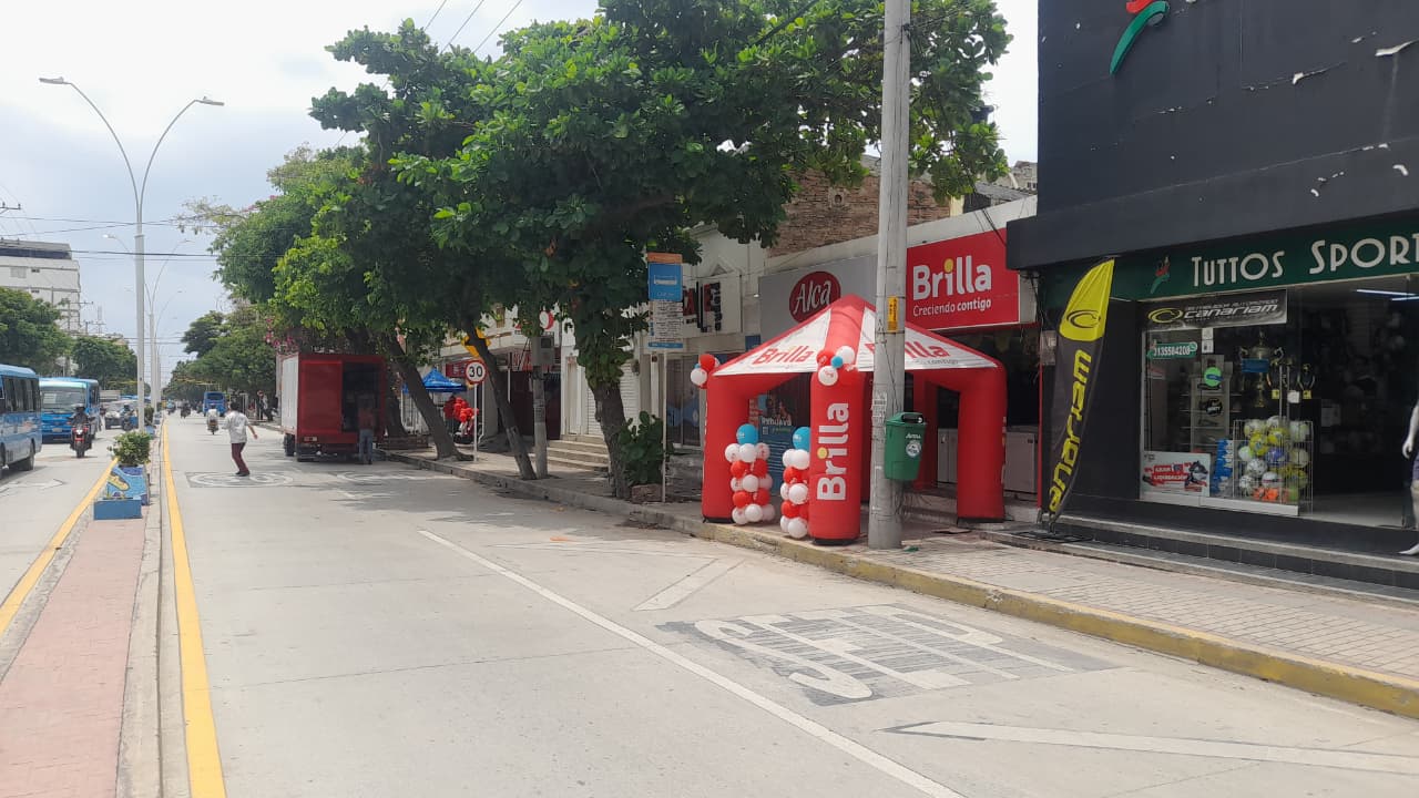 Se evidencia como ocupan el espacio público sin ningún tipo de control por la autoridad. Foto derechos reservados EL INFORMADOR. 