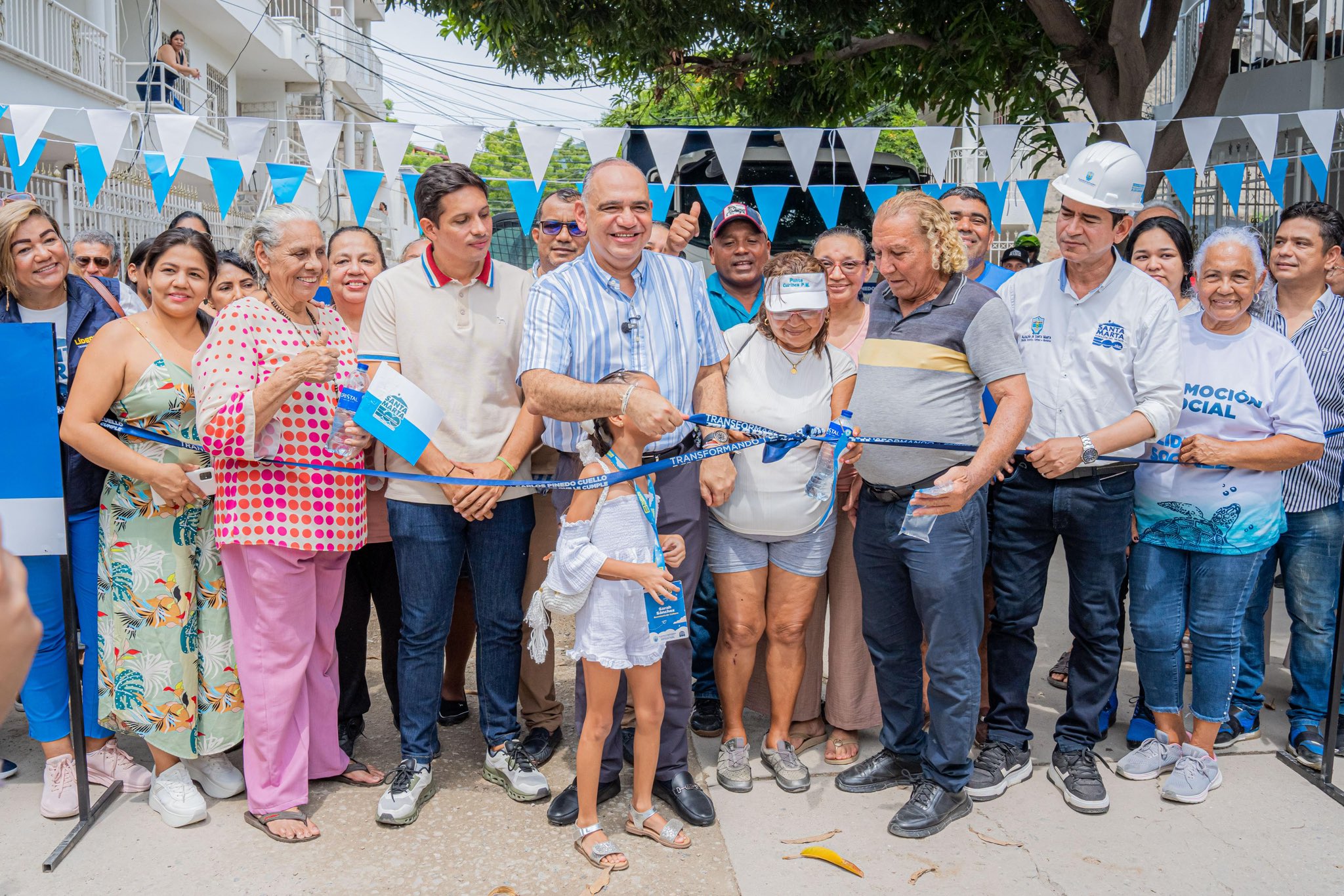Carlos Pinedo, alcalde de Santa Marta, cortando la cinta del inicio de la obra. 
