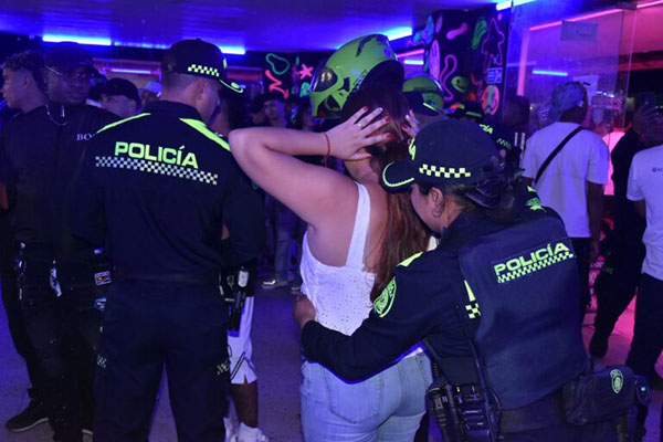 Policía realiza requisa a una mujer en un establecimiento público durante operativo de las ‘Caravanas por la Vida’ en Barranquilla. Foto Alcaldía de Barranquilla 