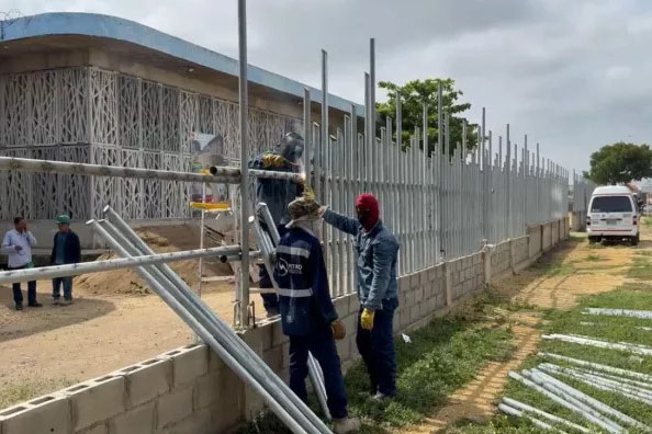 Obreros trabajando en las obras de reestructuración en los colegios de Cartagena. Foto Alcaldía de Cartagena 
