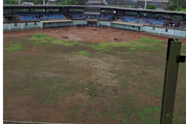 Foto enviada por un lector en la que se aprecia el estado del escenario deportivo.   