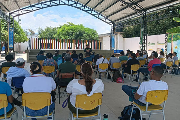 Miembro de la policía Nacional dictando una charla en medio de la jornada de prevención y protección de la infancia en Guacamayal.  Foto Policía Nacional/Zona Bananera al día en Facebook 
