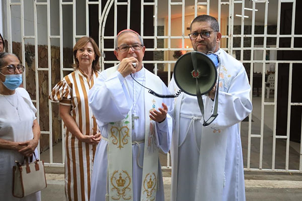 El cardenal Luis José Rueda Aparicio, acompañado del padre Jesús Orozco, dirigió unas palabras a la comunidad del barrio María Eugenia en Santa Marta.
