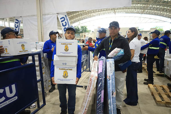 La Alcaldía Distrital continúa liderando la entrega de ayudas humanitarias a familias damnificadas por la ola invernal en Santa Marta. Foto: Derechos Reservados/ELINFORMADOR