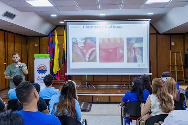 El odontólogo especialista Alfredo Llinás Ariza, docente del Programa de Odontología, durante su ponencia en el seminario. Foto Unimagdalena El odontólogo especialista Alfredo Llinás Ariza, docente del Programa de Odontología, durante su ponencia en el seminario. Foto Unimagdalena