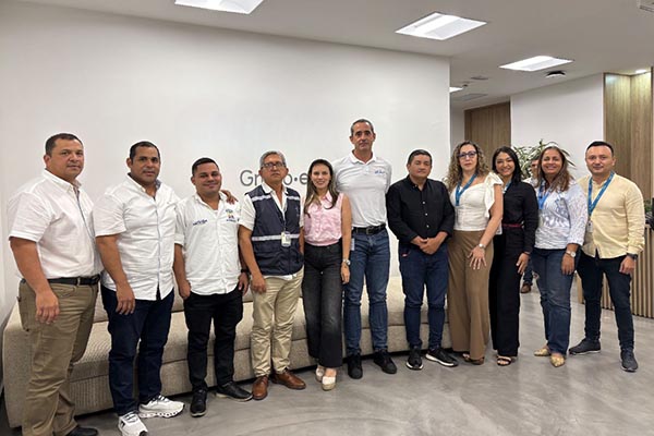 Maria Paola Álvarez, Alcaldesa de Ariguaní, en compañía de funcionarios de la empresa prestadora de servicio de energía eléctrica en el municipio. Foto Alcaldía de Ariguaní 