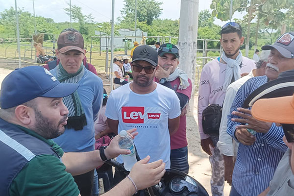 Funcionario de la Procuraduría General de la República en conversaciones con los manifestantes del bloqueo en Aracataca. Foto cortesía líderes manifestantes