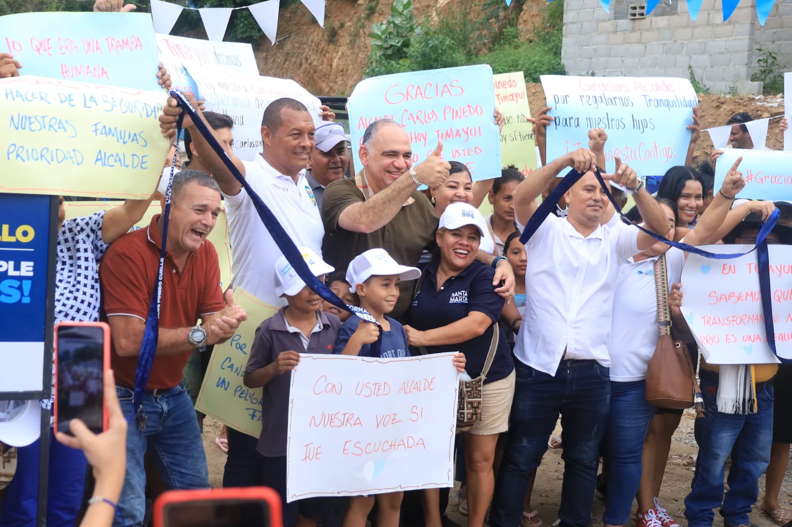 El alcalde Carlos Pinedo Cuello dio inicio a la pavimentación de 427 metros lineales en Timayui, una obra del programa distrital ‘Transformando Mi Barrio’.
