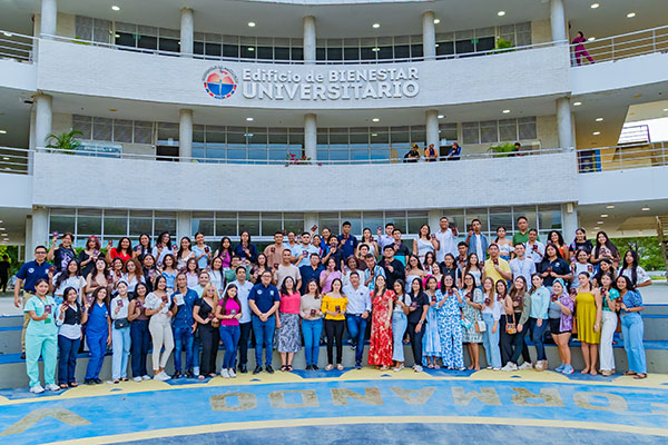 Los 100 nuevos estudiantes de Unimagdalena que ya cuentan con su pasaporte, en compañía del rector y del director de la Ori. Foto Unimagdalena 
