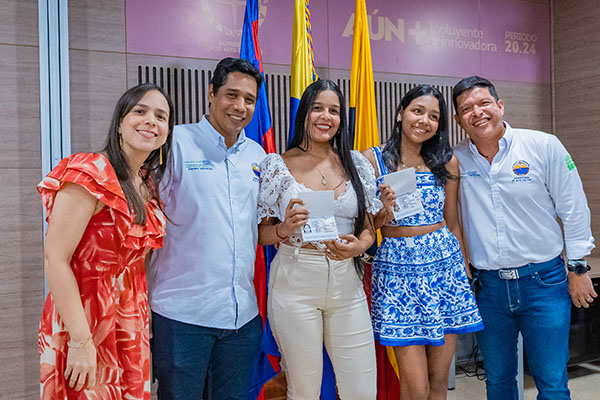 Pablo Vera Salazar, Rector de Unimagdalena otorgó a los jóvenes este documento que los habilita para viajar a diferentes países del mundo. Foto Unimagdalena Pablo Vera Salazar, Rector de Unimagdalena otorgó a los jóvenes este documento que los habilita para viajar a diferentes países del mundo. Foto Unimagdalena