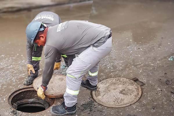 En total, se ejecutarán 61 metros lineales de reposición de tubería, lo que permitirá modernizar un tramo estratégico del sistema de alcantarillado. Foto: Essmar E.S.P