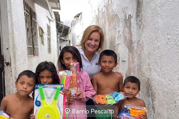 Sarita Vives, Alta Consejera para la Sierra y la Zona Rural de Santa Marta con niños Wayúu del sector de Pescaíto.Foto: Alcalía