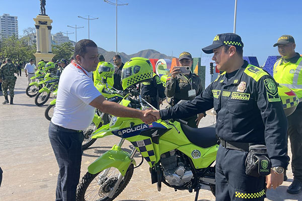 Con esta dotación se espera el fortalecimiento operativo de la fuerza pública. Foto: Alcaldía.