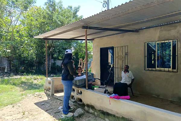 Funcionaria de la Secretaría de Salud de Aracataca realizando las charlas preventivas y diligencia los registros comunitarios sobre el dengue en el municipio. Foto Alcaldía de Aracataca