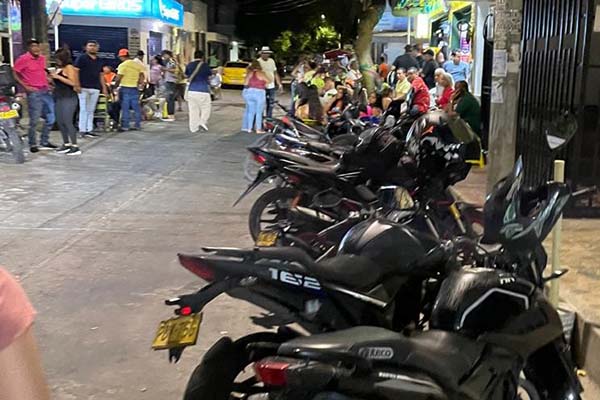 La comunidad de La Esperanza denuncia que la ocupación de la vía pública dificulta la movilidad y la recolección de basuras. Foto: Cortesía del denunciante.